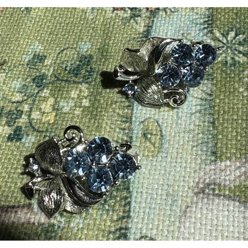 Vintage Lisner Blue Rhinestone Grape Cluster Clip On Earrings Silver Tone Leaf